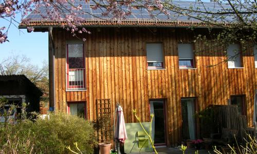 Holzhaus mit Holzschalung und Photovoltaik